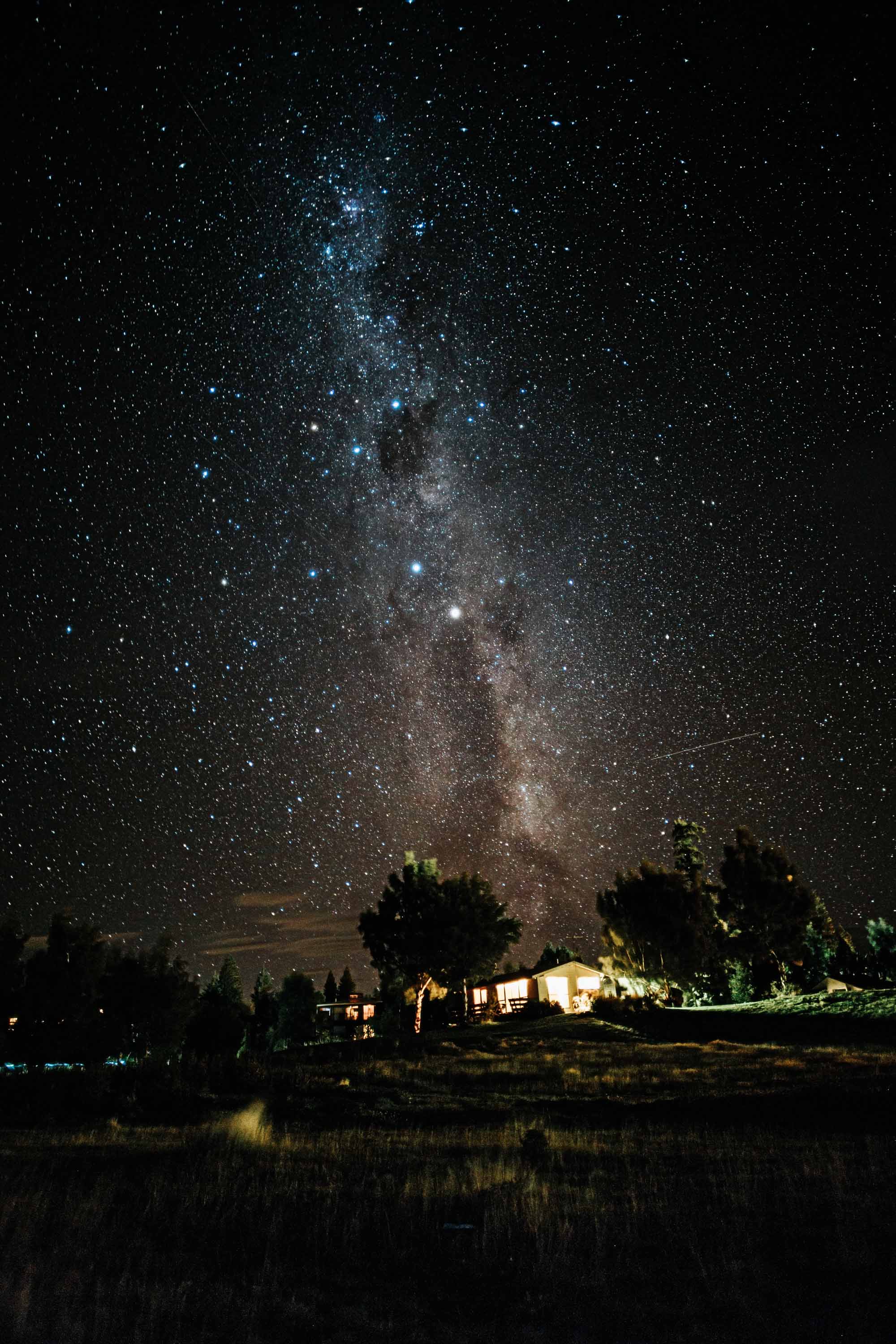 milky way at lake tekapo