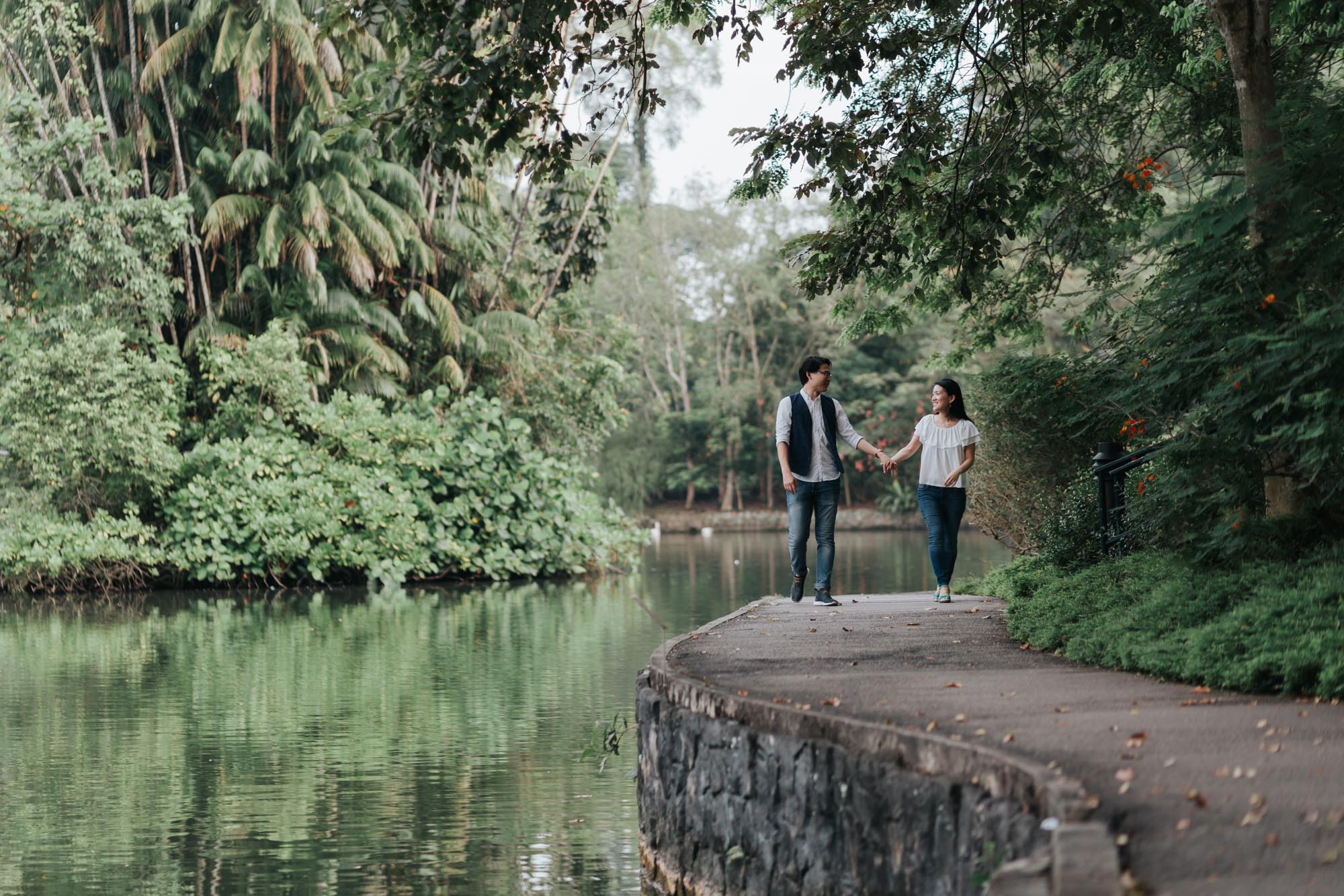 outdoor casual pre-wedding photos