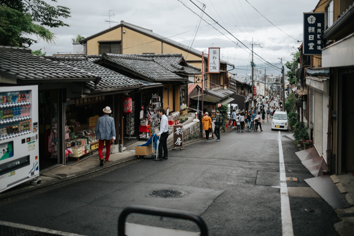 walking to kiyomizu dera