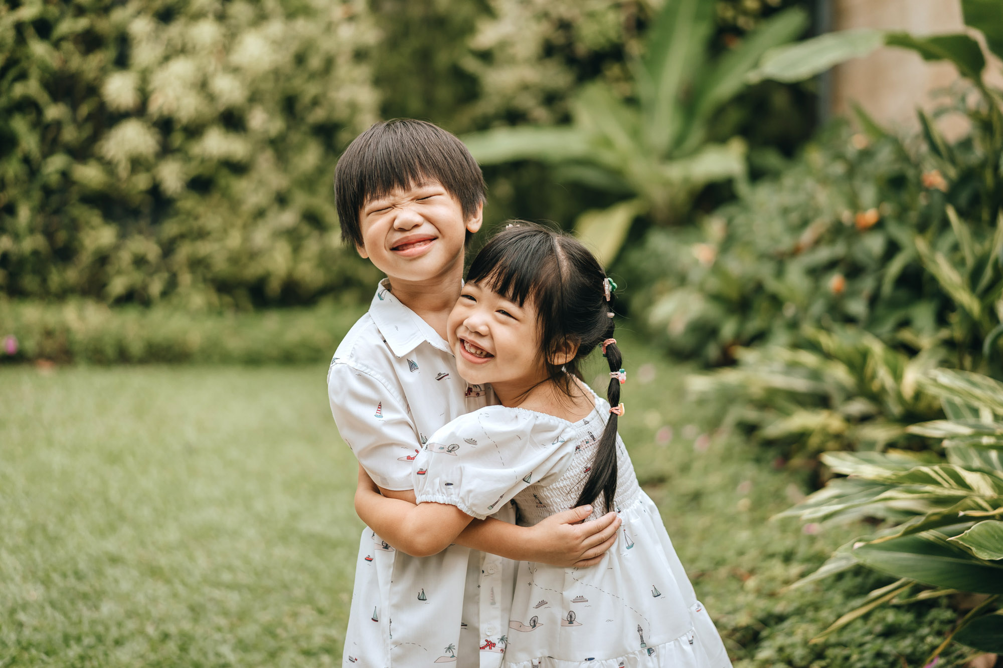 siblings hugging